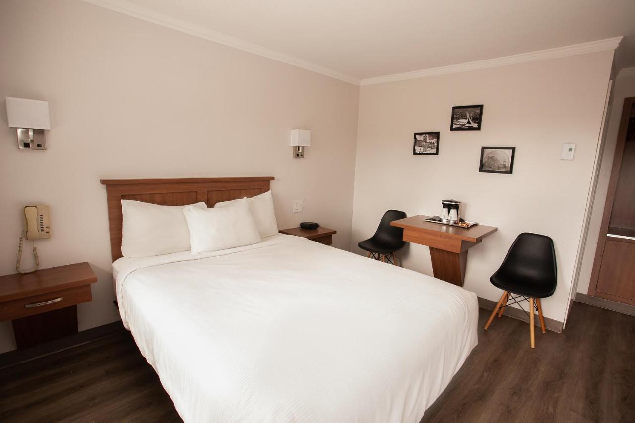 Motel Newstar Laval Eksteriør billede